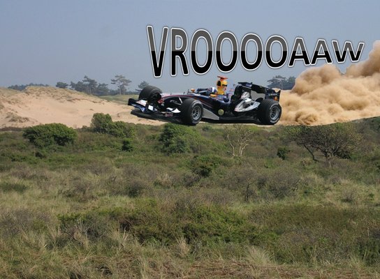 Raceauto in duinen zonder tekst en zonder rb logo