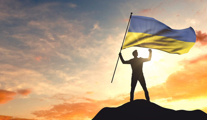 Man met zwaaiende oekrainische vlag