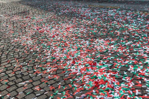 Kleurrijke confettien op keiweg stadsstraat 102400110