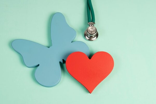 Vlinder symboliseert de schildklier en de vorm van een hart met betrekking tot de behandeling van problemen die verband houden met de 2 organen 206895 875