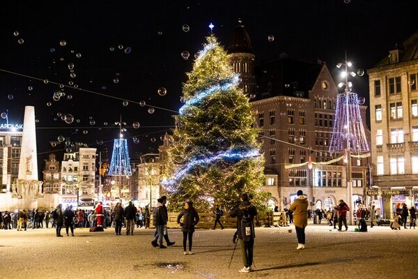 Sinds het weekend staat er weer een metershoge kerstboom op de