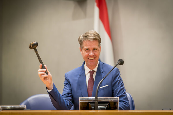 20231214 kamervoorzitter bosma met voorzittershamer