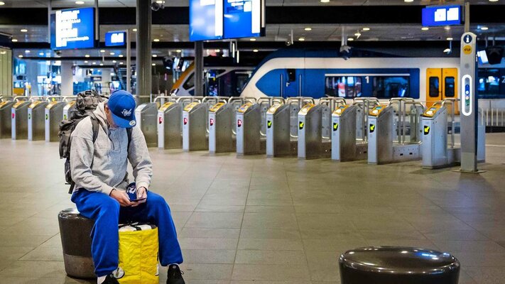 Reizigers op station den haag centraal tijdens een staking van ns personeel