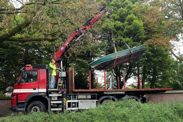 Gemeente breda verwijdert half gezonken en illigale vaartuigen uit de bredase singel voor de veilig en waterkwaliteit