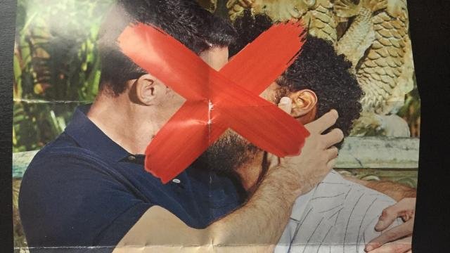 Reformatorisch dagblad verspreidt petitie posters met zoenende mannen